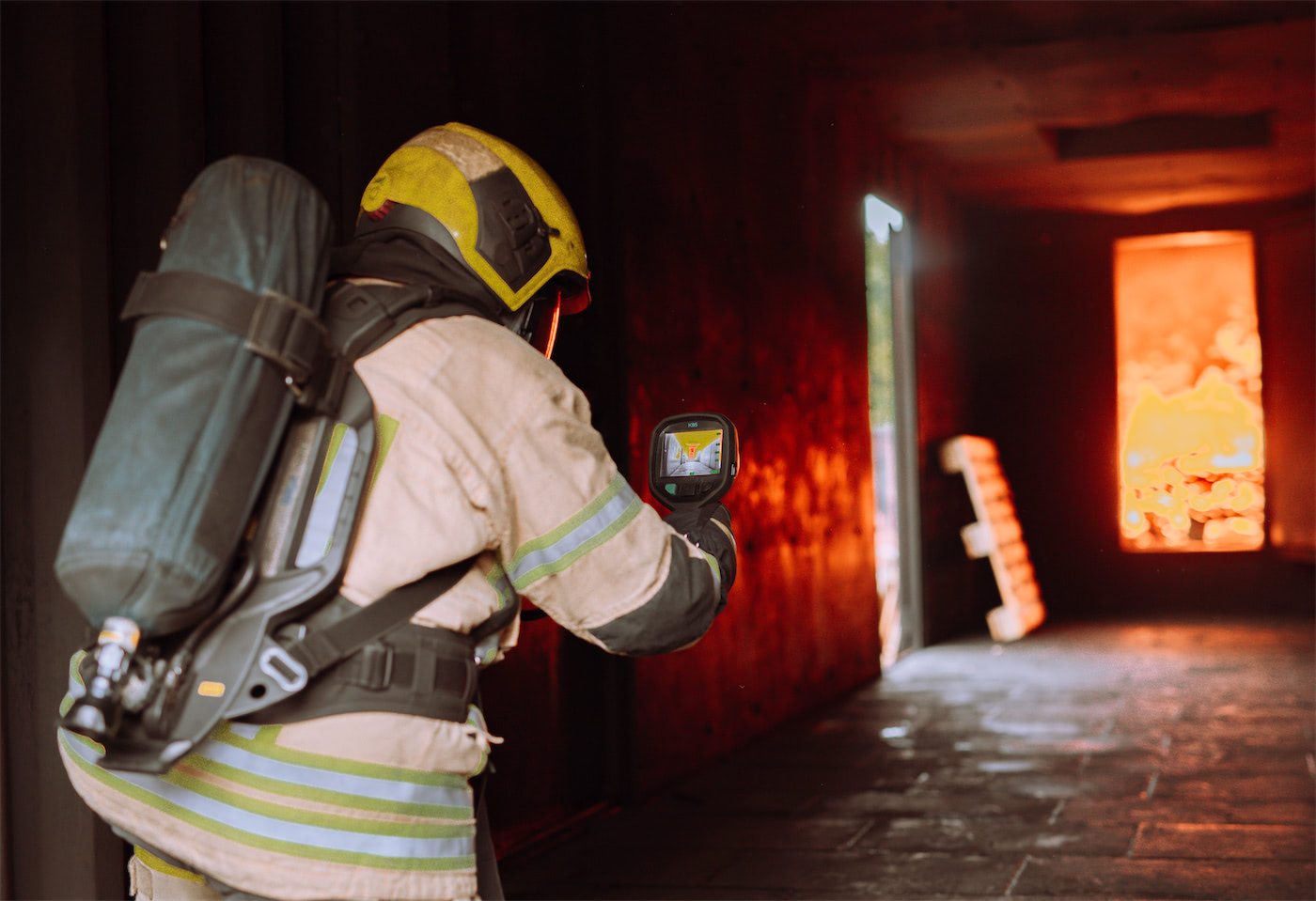 firefighter-with-flir-kxx-thermal-camera-smoke_compr