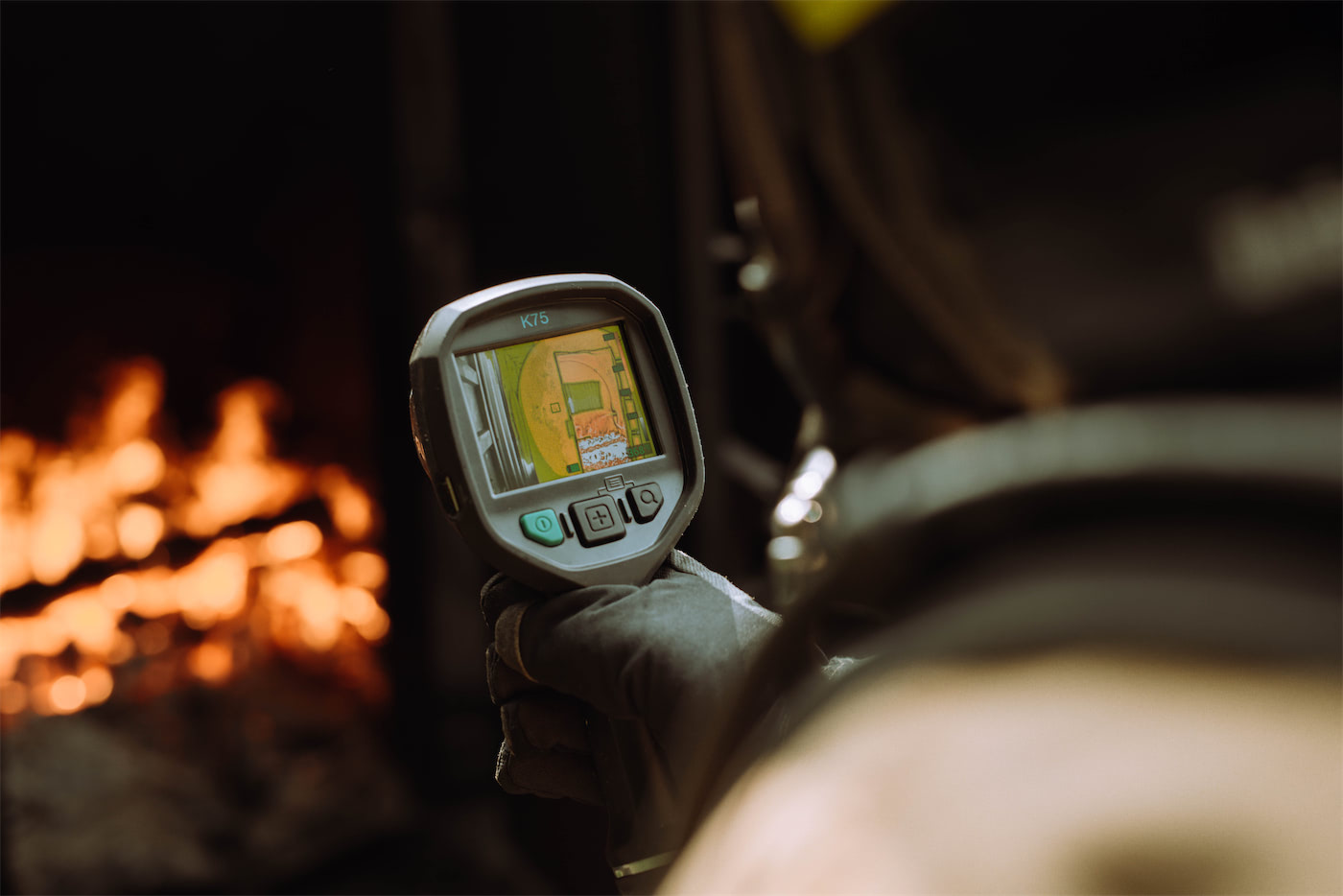 firefighter-using-flir-kxx-thermal-imaging-camera_compr